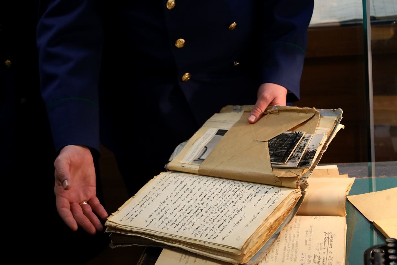 В музее прокуратуры Севастополя состоялась экскурсия для молодых специалистов ведомства и торжественная церемония принятия Присяги прокурора В музее прокуратуры Севастополя состоялась экскурсия для молодых специалистов ведомства и торжественная церемония принятия Присяги прокурора