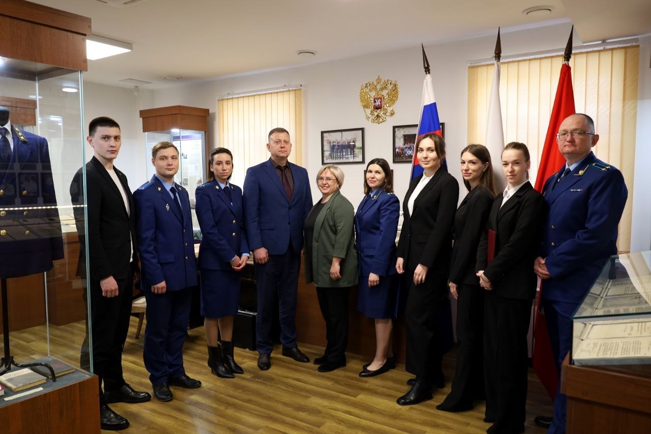 В музее прокуратуры Севастополя состоялась экскурсия для молодых специалистов ведомства и торжественная церемония принятия Присяги прокурора В музее прокуратуры Севастополя состоялась экскурсия для молодых специалистов ведомства и торжественная церемония принятия Присяги прокурора