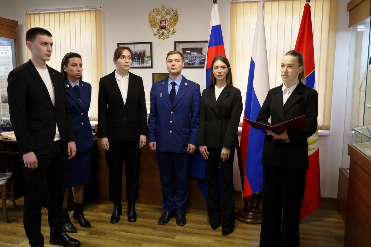 В музее прокуратуры Севастополя состоялась экскурсия для молодых специалистов ведомства и торжественная церемония принятия Присяги прокурора В музее прокуратуры Севастополя состоялась экскурсия для молодых специалистов ведомства и торжественная церемония принятия Присяги прокурора