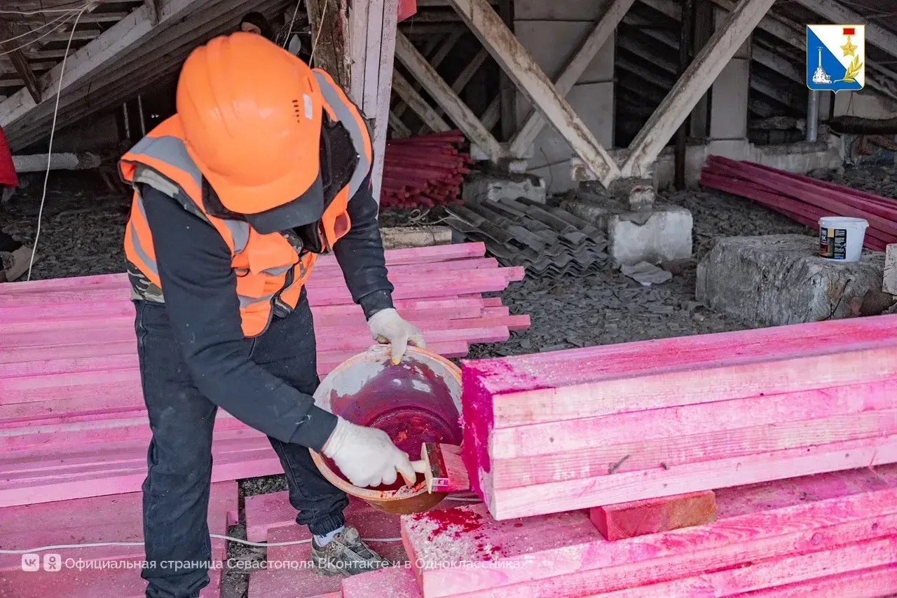 На улице Рабочей капитально ремонтируют крышу дома №3 На улице Рабочей капитально ремонтируют крышу дома №3