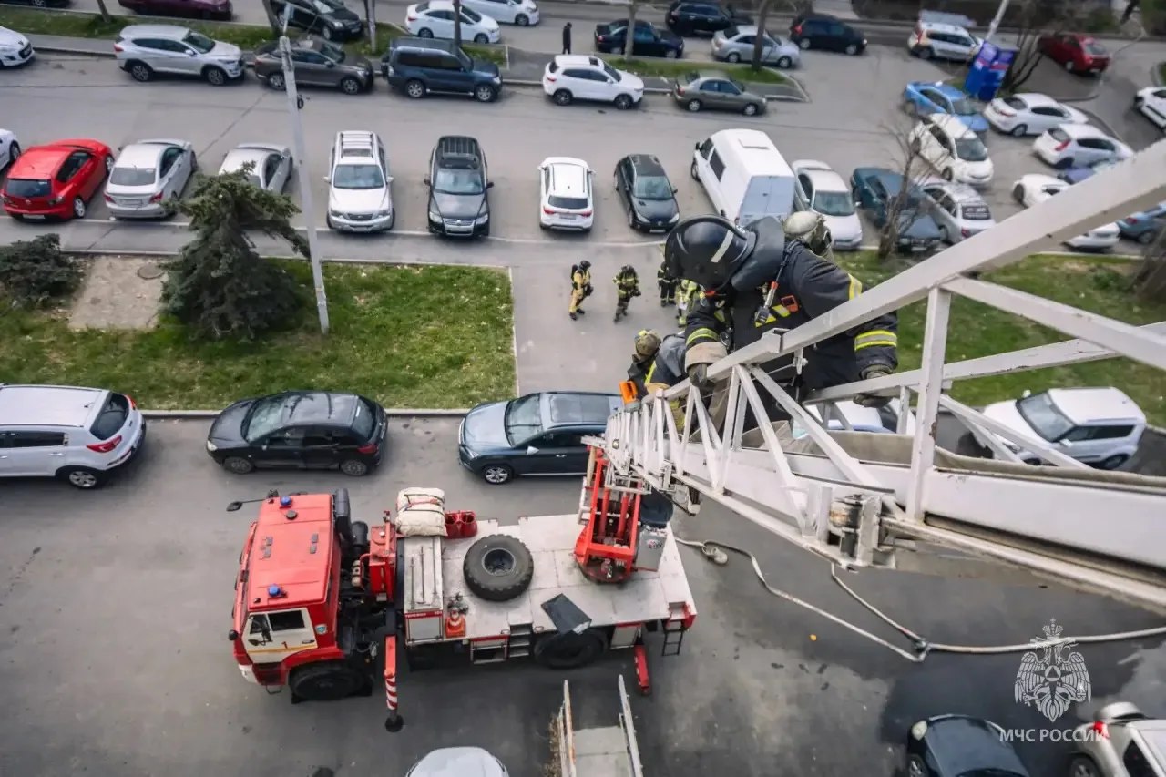 Учения: специалисты МЧС «потушили пожар» в кинотеатре «Москва» Учения: специалисты МЧС «потушили пожар» в кинотеатре «Москва»