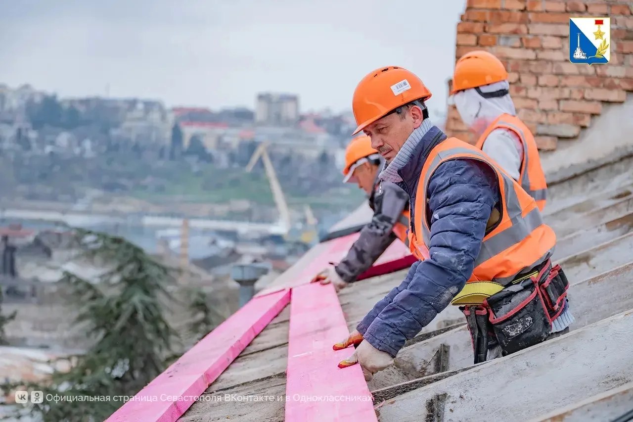 На улице Рабочей капитально ремонтируют крышу дома №3 На улице Рабочей капитально ремонтируют крышу дома №3