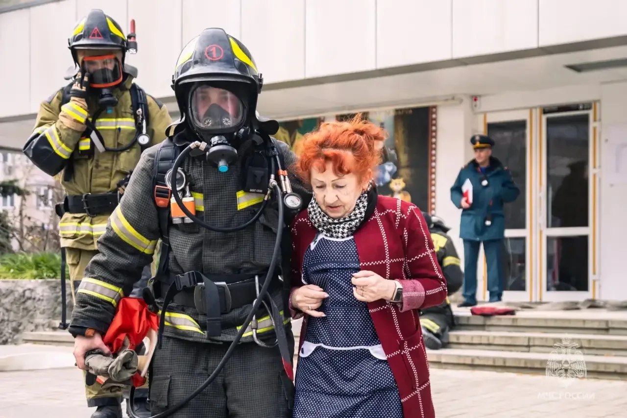 Учения: специалисты МЧС «потушили пожар» в кинотеатре «Москва»