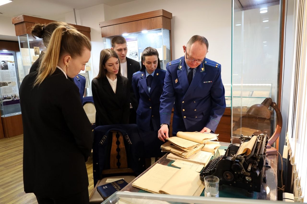 В музее прокуратуры Севастополя состоялась экскурсия для молодых специалистов ведомства и торжественная церемония принятия Присяги прокурора В музее прокуратуры Севастополя состоялась экскурсия для молодых специалистов ведомства и торжественная церемония принятия Присяги прокурора