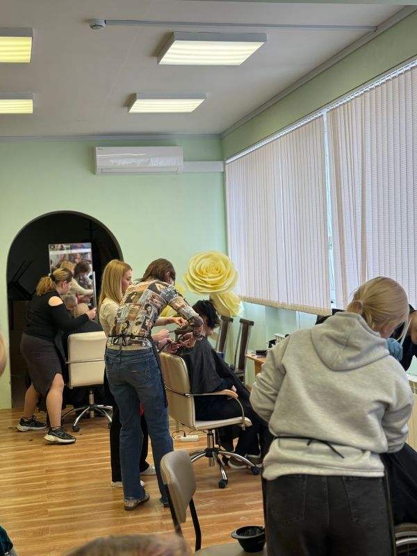 Студенты профессионального художественного колледжа создали прически для подопечных дома-интерната
