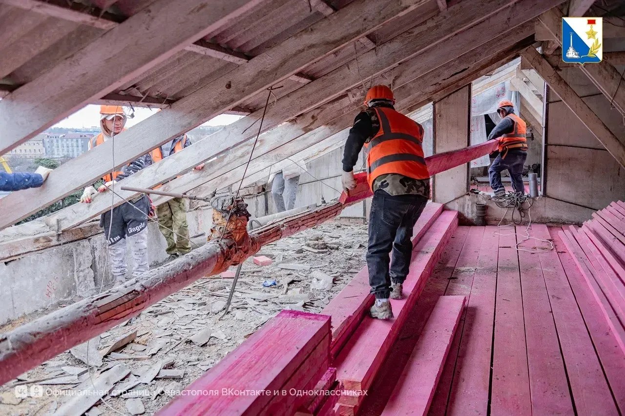 На улице Рабочей капитально ремонтируют крышу дома №3 На улице Рабочей капитально ремонтируют крышу дома №3