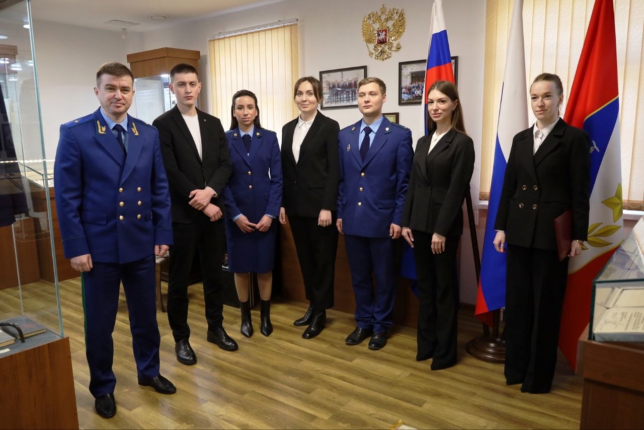 В музее прокуратуры Севастополя состоялась экскурсия для молодых специалистов ведомства и торжественная церемония принятия Присяги прокурора В музее прокуратуры Севастополя состоялась экскурсия для молодых специалистов ведомства и торжественная церемония принятия Присяги прокурора