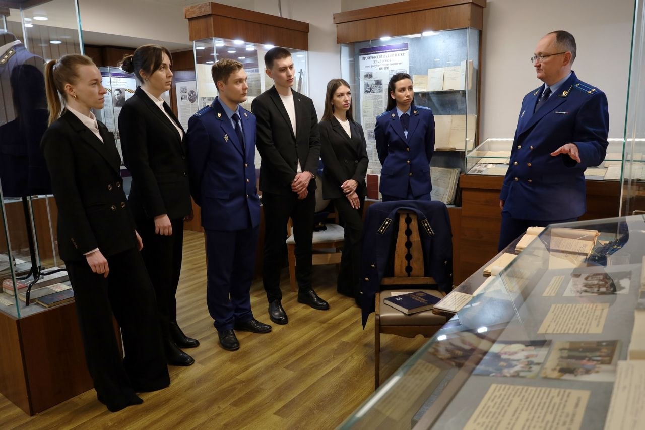 В музее прокуратуры Севастополя состоялась экскурсия для молодых специалистов ведомства и торжественная церемония принятия Присяги прокурора В музее прокуратуры Севастополя состоялась экскурсия для молодых специалистов ведомства и торжественная церемония принятия Присяги прокурора