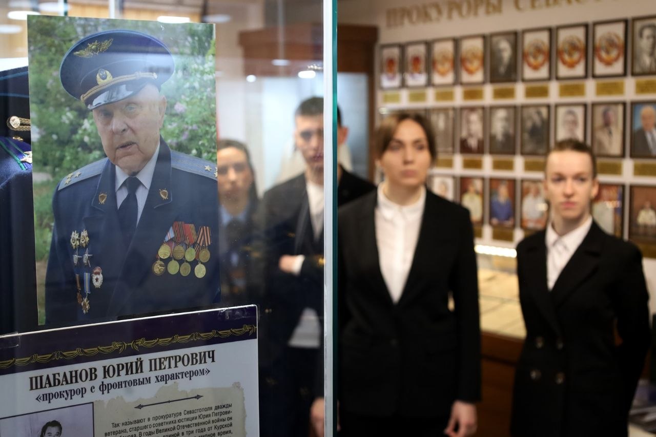 В музее прокуратуры Севастополя состоялась экскурсия для молодых специалистов ведомства и торжественная церемония принятия Присяги прокурора В музее прокуратуры Севастополя состоялась экскурсия для молодых специалистов ведомства и торжественная церемония принятия Присяги прокурора