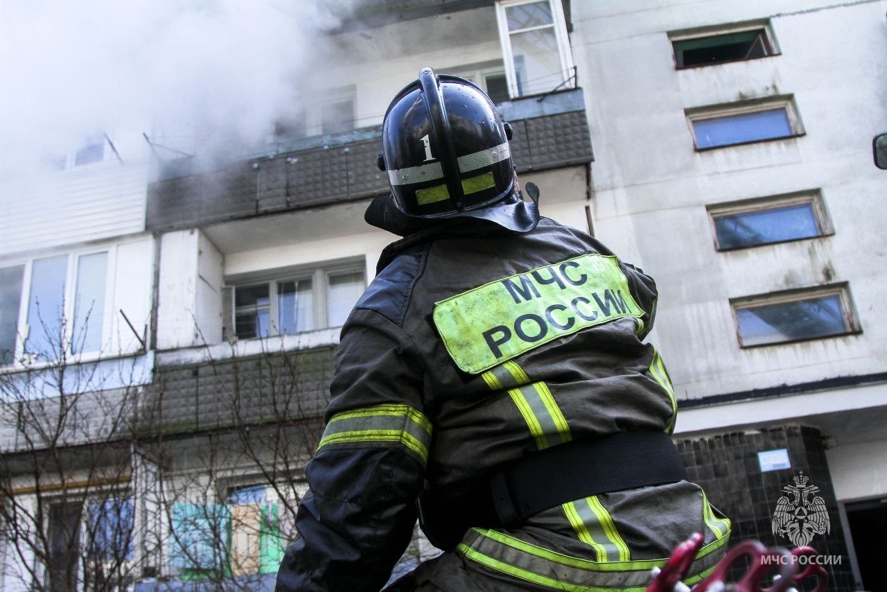 В Севастополе на пожаре в доме на улице Маршала Блюхера спасли женщину