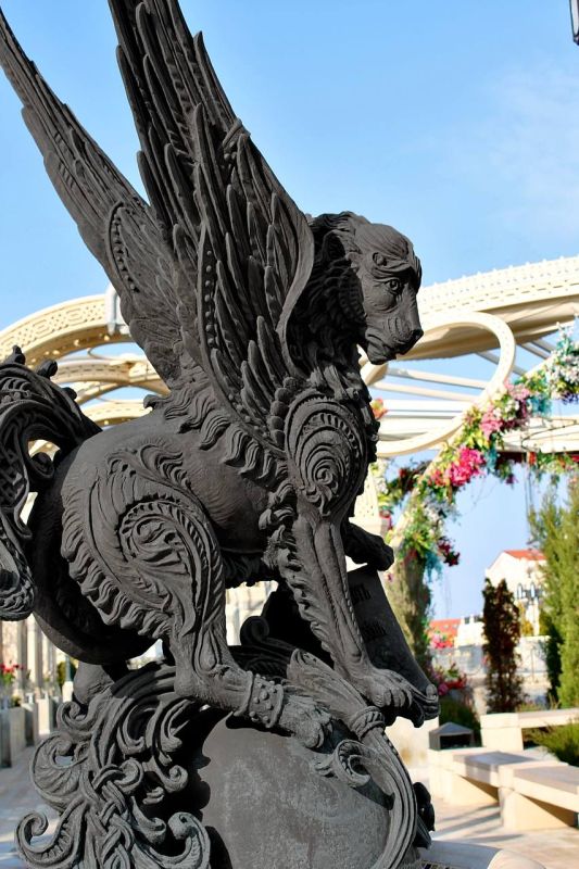 В Новом Херсонесе среди четырёх скульптур, окружающих Храм-Парк, есть одна, которую узнают чаще других