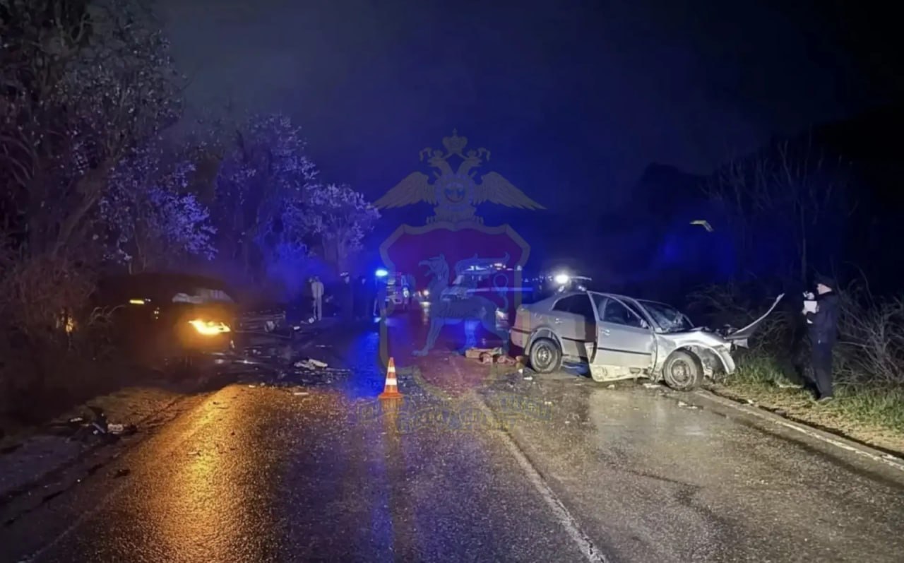 На трассе Грушевка – Судак в лобовом столкновении погиб 27-летний водитель, пострадали двое, включая ребёнка На трассе Грушевка – Судак в лобовом столкновении погиб 27-летний водитель, пострадали двое, включая ребёнка