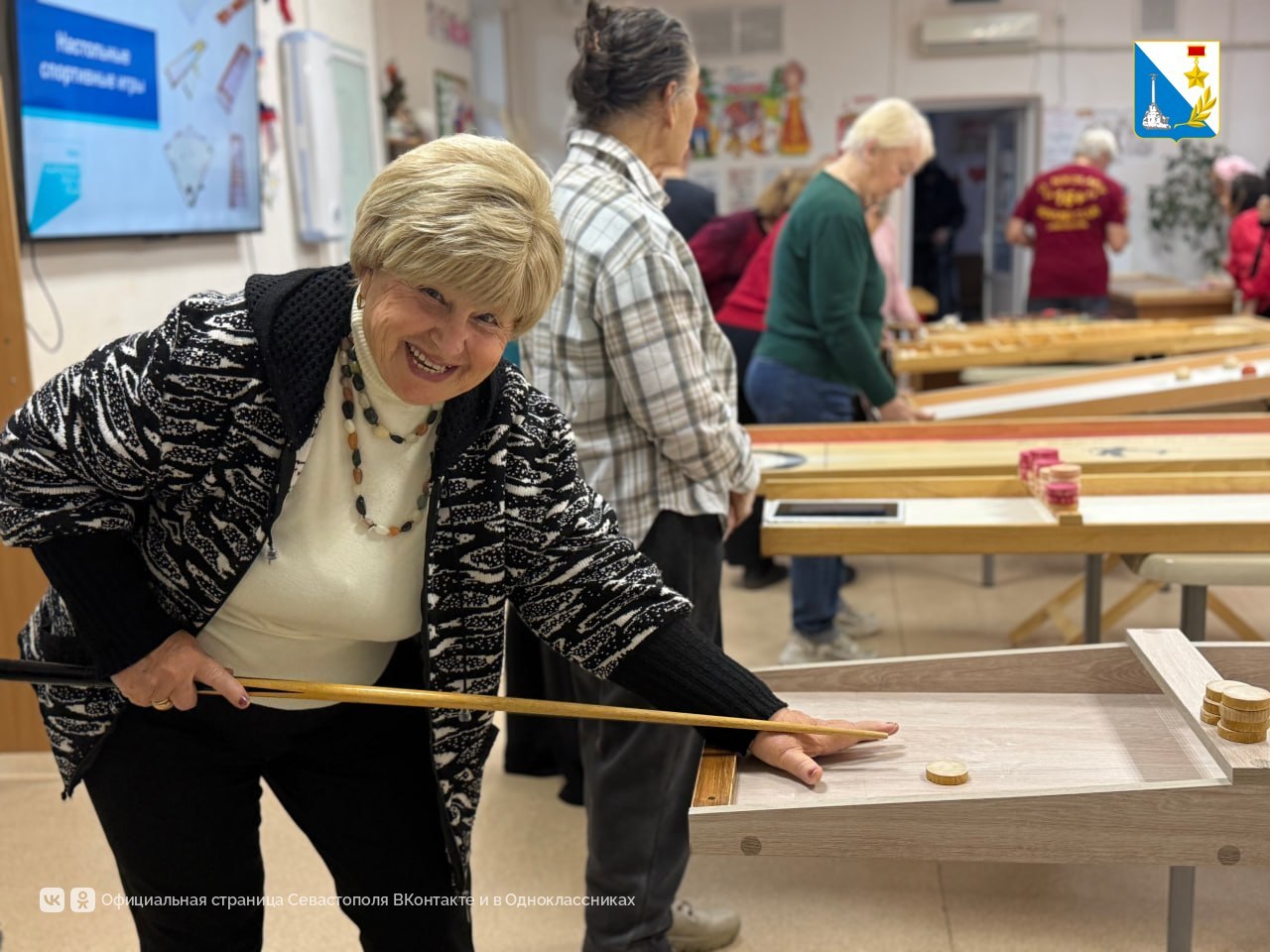 Пожилых севастопольцев и инвалидов учат играть в настольные игры Пожилых севастопольцев и инвалидов учат играть в настольные игры