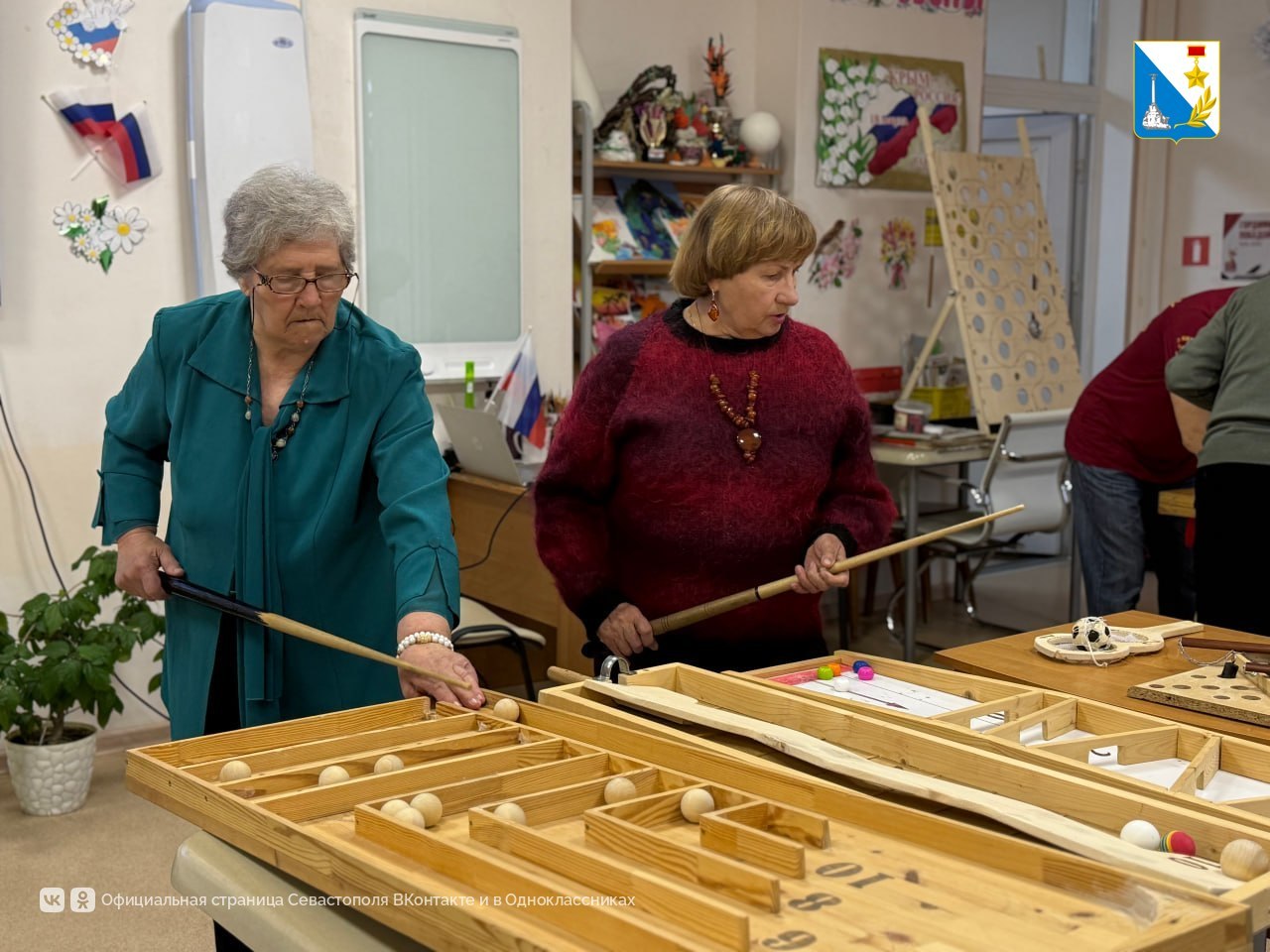 Пожилых севастопольцев и инвалидов учат играть в настольные игры Пожилых севастопольцев и инвалидов учат играть в настольные игры