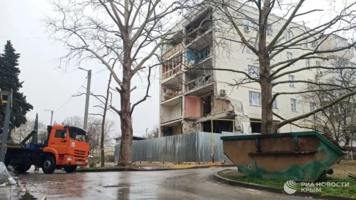 В Севастополе частично демонтируют поврежденную взрывом пятиэтажку