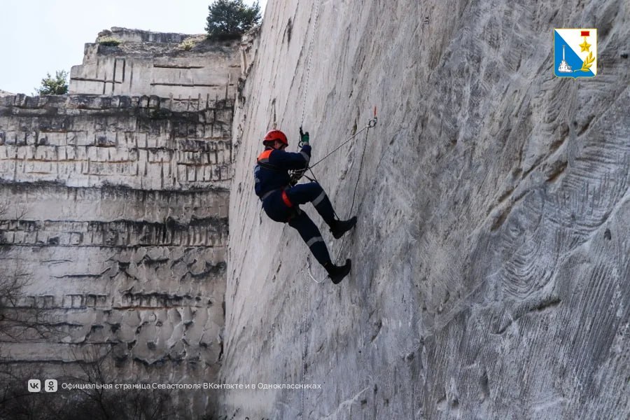 Севастопольские спасатели отработали действия на сложном скальном рельефе Севастопольские спасатели отработали действия на сложном скальном рельефе