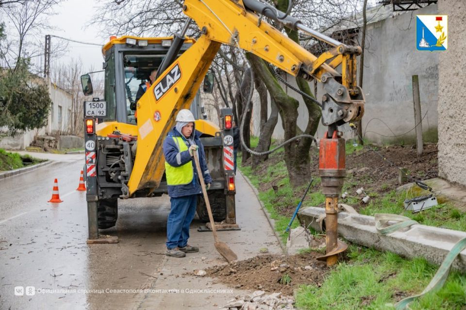 В Балаклаве меняют опоры освещения