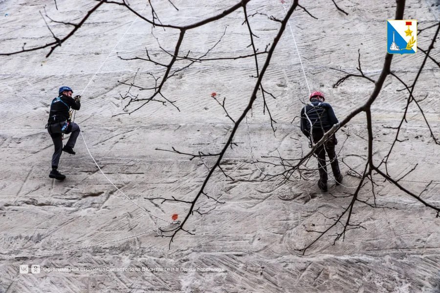 Севастопольские спасатели отработали действия на сложном скальном рельефе Севастопольские спасатели отработали действия на сложном скальном рельефе