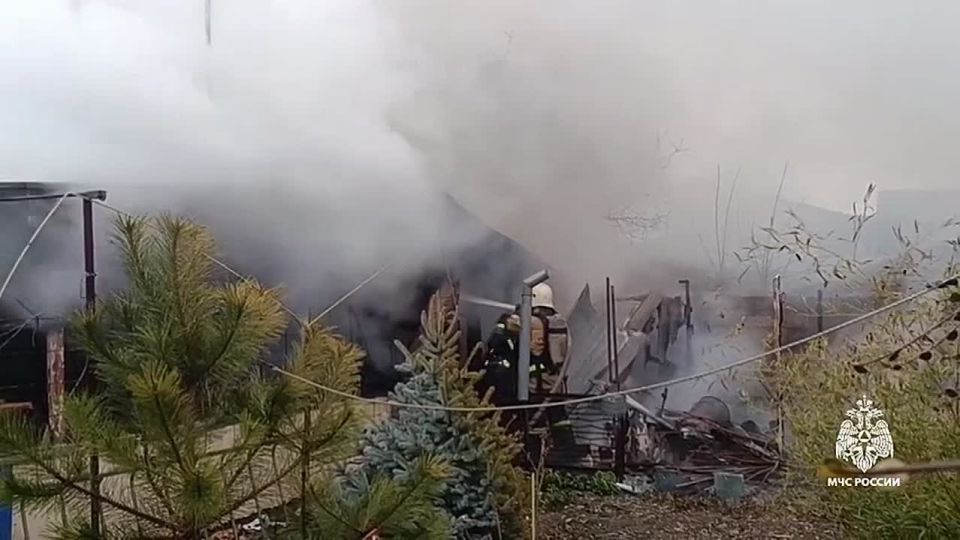 В Симферопольском районе потушили пожар в частном доме: огонь с хозпостройки перекинулся на 6 автомобилей и дом