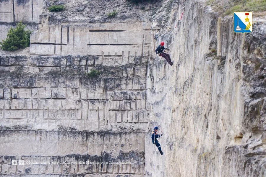 Севастопольские спасатели отработали действия на сложном скальном рельефе Севастопольские спасатели отработали действия на сложном скальном рельефе