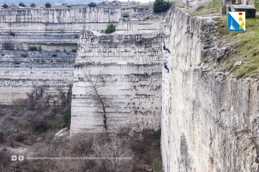 Севастопольские спасатели отработали действия на сложном скальном рельефе Севастопольские спасатели отработали действия на сложном скальном рельефе