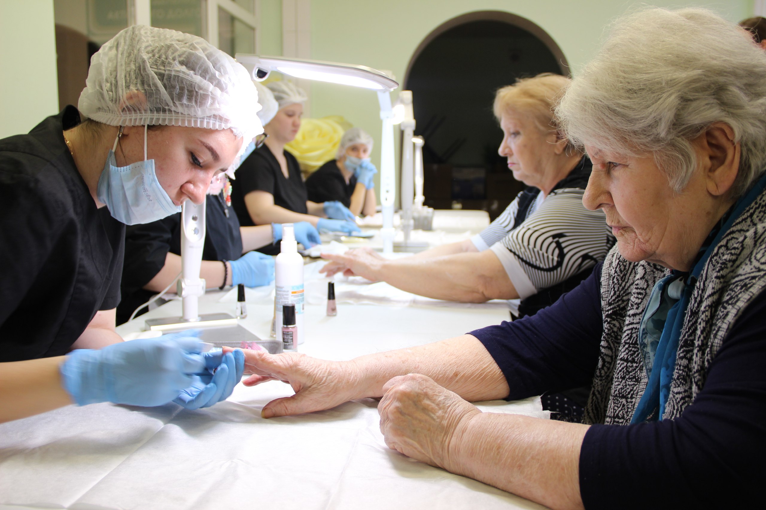 Студенты художественного колледжа подарили красоту подопечным дома-интерната Студенты художественного колледжа подарили красоту подопечным дома-интерната