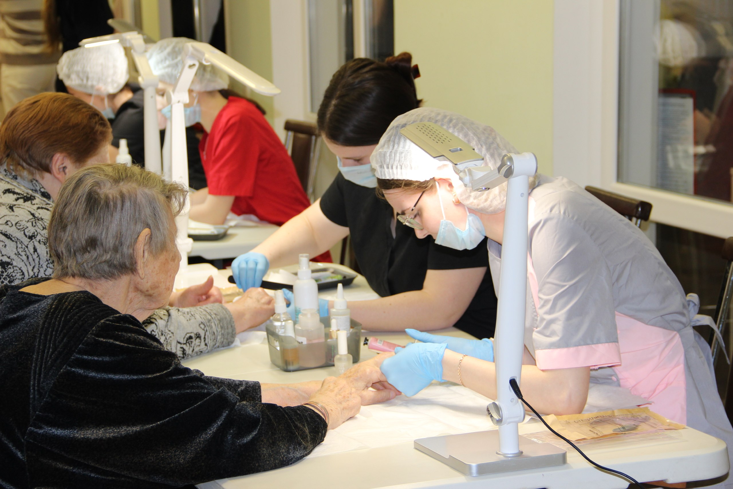 Студенты художественного колледжа подарили красоту подопечным дома-интерната Студенты художественного колледжа подарили красоту подопечным дома-интерната