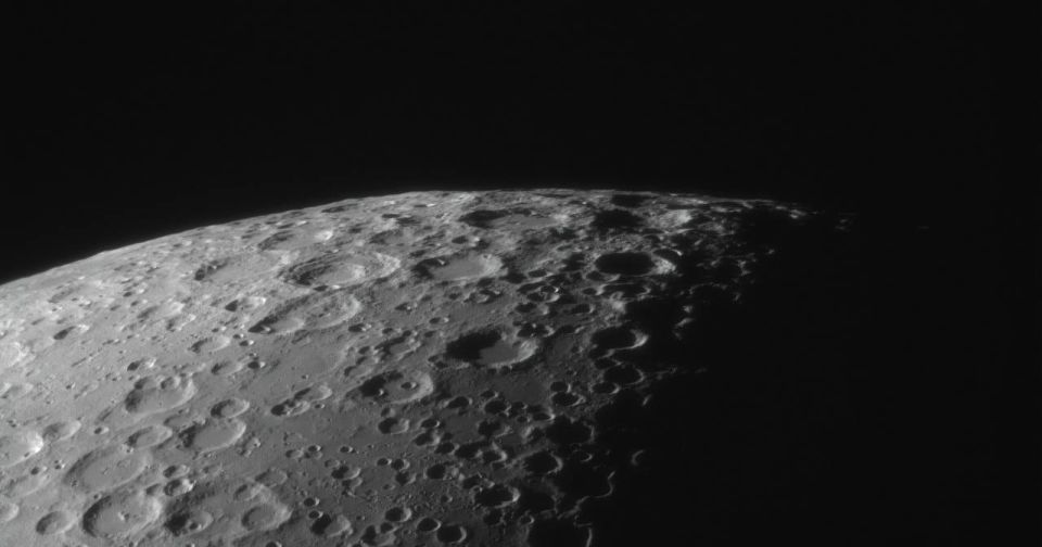 Самые рельефные фото Луны выглядят так