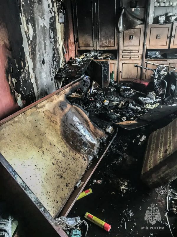 Мужчину без сознания вынесли из горящей квартиры в Севастополе