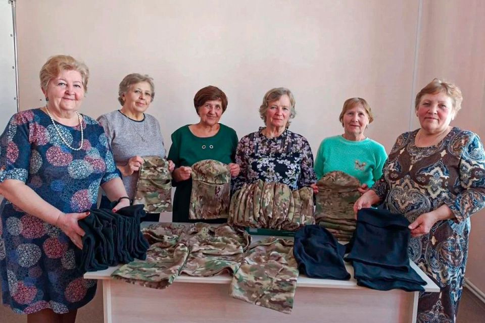 Саратовские мастерицы шьют балаклавы и плетут сети для военнослужащих