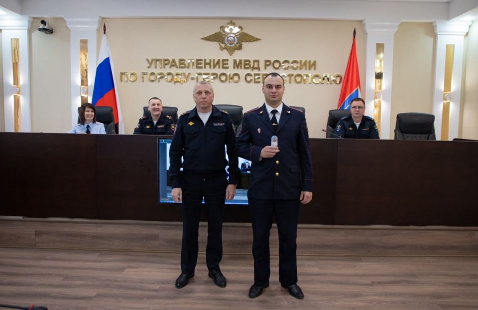 Врио начальника УМВД России по г.Севастополю полковник полиции Владислав Уткин вручил новые погоны сотрудникам ОВД, получившим первые и очередные специальные звания