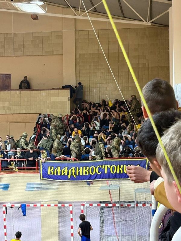 Во Владивостоке финал по мини-футболу прервали люди в форме