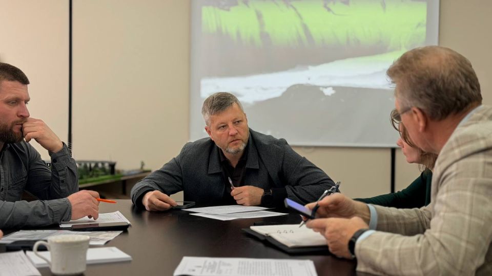 Рабочий день начал с проведения штаба по дорожному строительству с подрядчиками