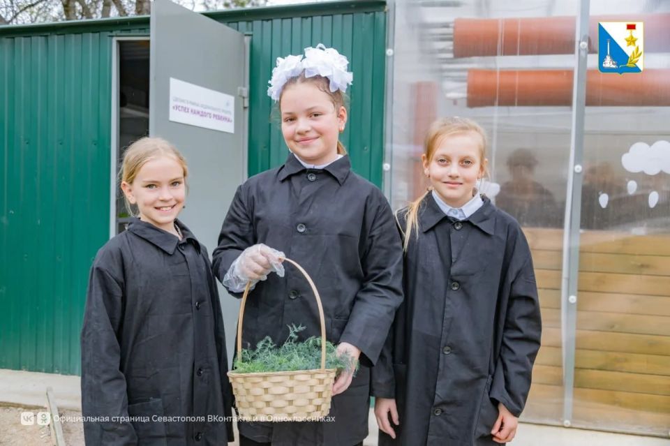 Ученики агроклассов в Терновке начали весенние работы в теплице-биовегетарии
