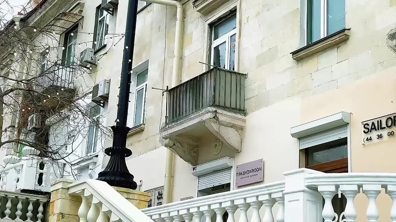 Балкон на улице Большой Морской, 15, кусок которого ранее упал на голову прохожему, заделали сеткой