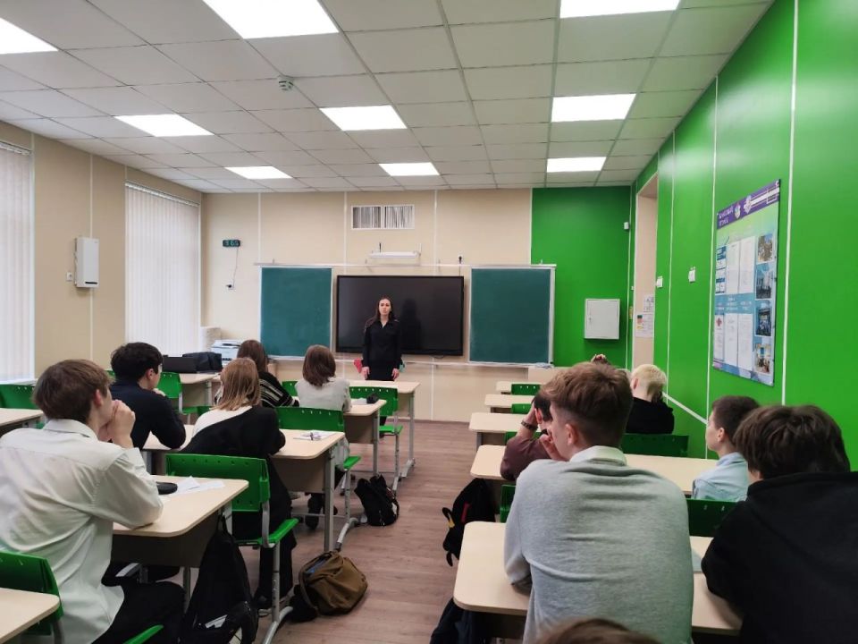 Севастопольские полицейские обучают подростков противодействию вовлечения в наркосбыт и экстремизм