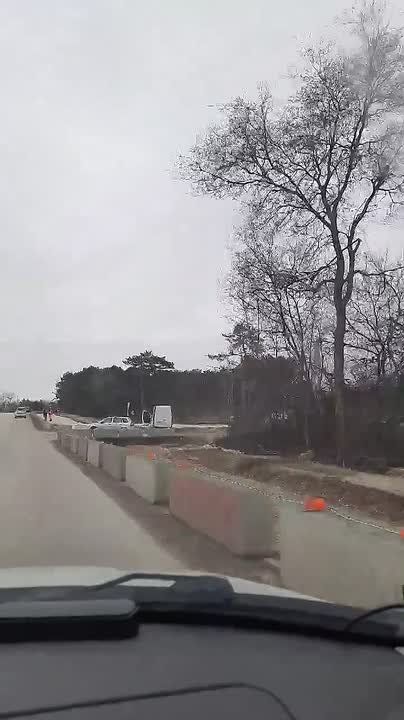 На Дергачах реконструируют заезд на автомобильный полигон – скоро въезд и выезд для обучающихся вождению станет проще