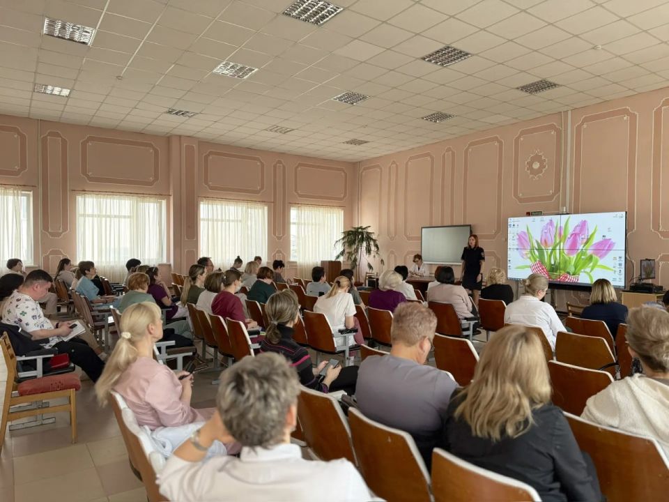 Госавтоинспекция Севастополя организовала профилактический семинар об основах безопасности дорожного движения для медицинского персонала крупной городской больницы