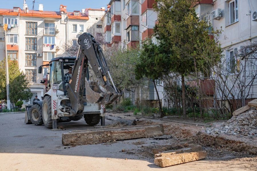 В Севастополе ремонтируют двор на улице Александра Маринеско В Севастополе ремонтируют двор на улице Александра Маринеско
