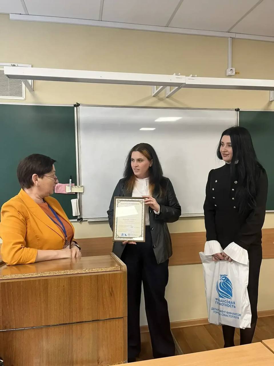 Педагоги Севастополя вновь подтвердили высокий уровень профессионализма и заинтересованность в развитии финансовой грамотности среди учащихся, приняв активное участие в Ежегодном Всероссийском конкурсе профессионального... Педагоги Севастополя вновь подтвердили высокий уровень профессионализма и заинтересованность в развитии финансовой грамотности среди учащихся, приняв активное участие в Ежегодном Всероссийском конкурсе профессионального...