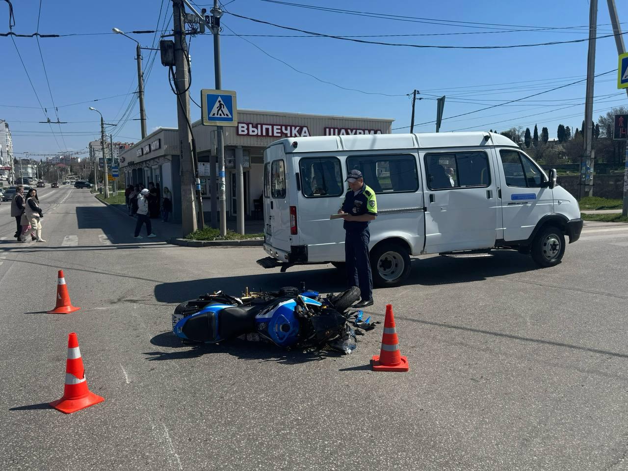 В Севастополе на ул. Пожарова «Газель» столкнулась с мотоциклом Suzuki