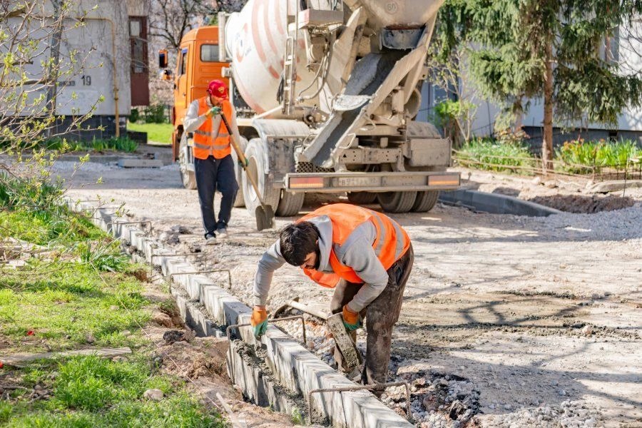 В Севастополе ремонтируют двор на улице Александра Маринеско В Севастополе ремонтируют двор на улице Александра Маринеско