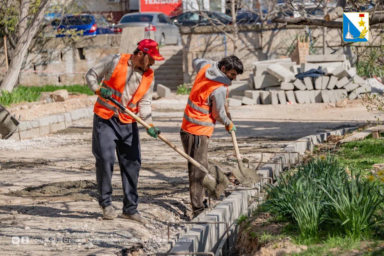 На улице Александра Маринеско начался ремонт двора На улице Александра Маринеско начался ремонт двора