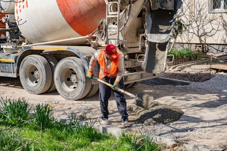 В Севастополе ремонтируют двор на улице Александра Маринеско В Севастополе ремонтируют двор на улице Александра Маринеско