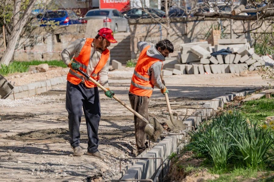 В Севастополе ремонтируют двор на улице Александра Маринеско В Севастополе ремонтируют двор на улице Александра Маринеско