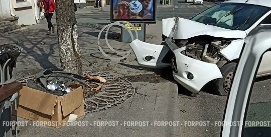 Сегодня утром в Севастополе у остановки «Большая Морская» Ford Focus врезался в дерево Сегодня утром в Севастополе у остановки «Большая Морская» Ford Focus врезался в дерево