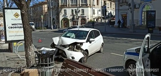 Сегодня утром в Севастополе у остановки «Большая Морская» Ford Focus врезался в дерево