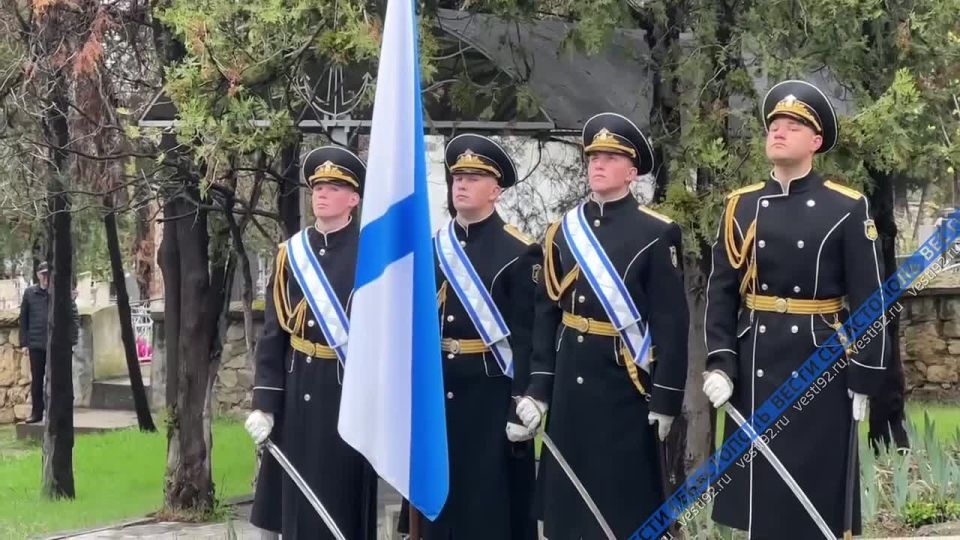 На Северной стороне возложили цветы к могилам членов экипажей АПЛ «Комсомолец» и «Курск»