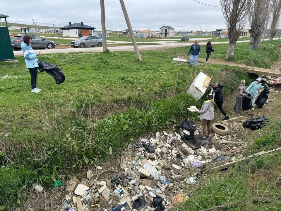 Сотрудники администрации, депутаты и неравнодушные жители нашего округа объединились для 2-го общегородского субботника!