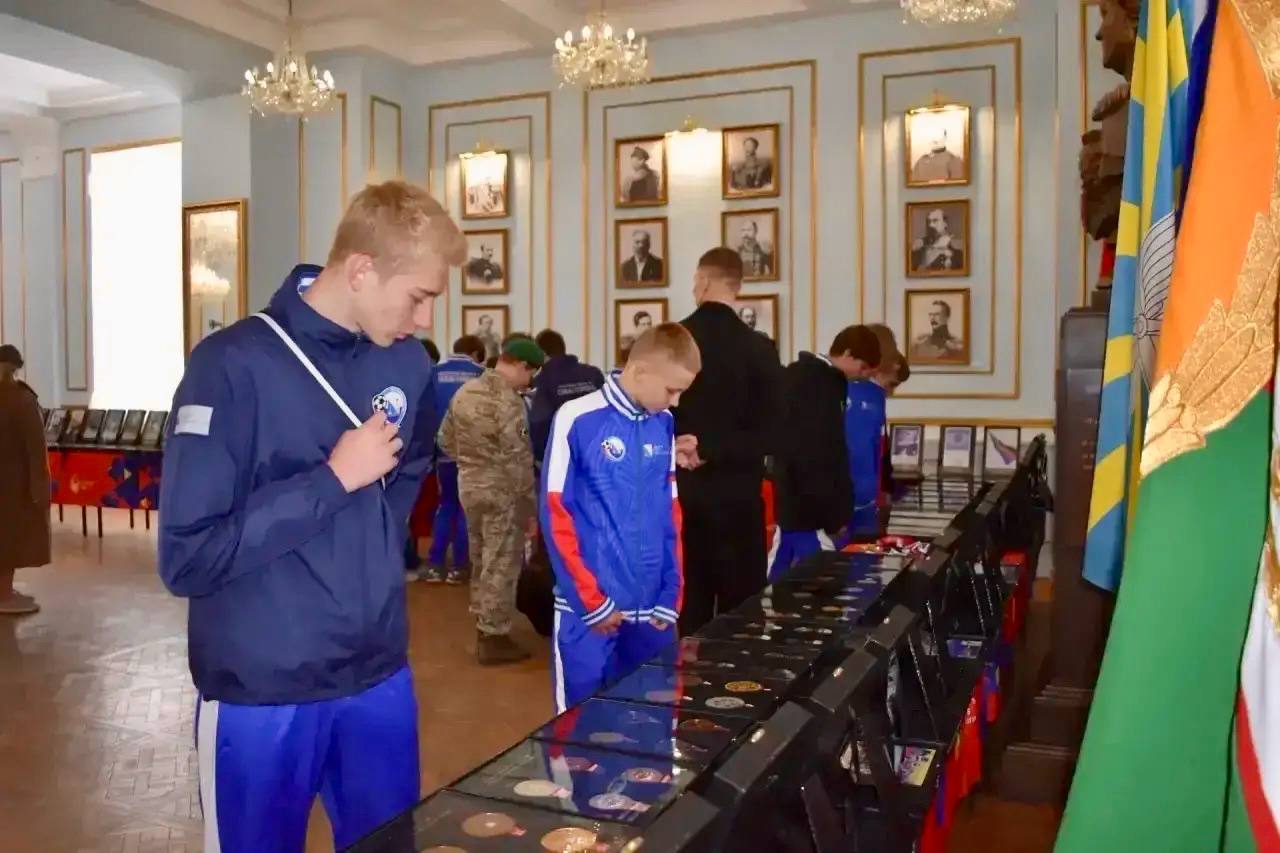 Сергей Резниченко: Севастопольские спортсмены познакомились с выставкой мобильной экспозиции «Реплики медалей и плакатов всех летних и зимних Олимпийских Игр» Сергей Резниченко: Севастопольские спортсмены познакомились с выставкой мобильной экспозиции «Реплики медалей и плакатов всех летних и зимних Олимпийских Игр»